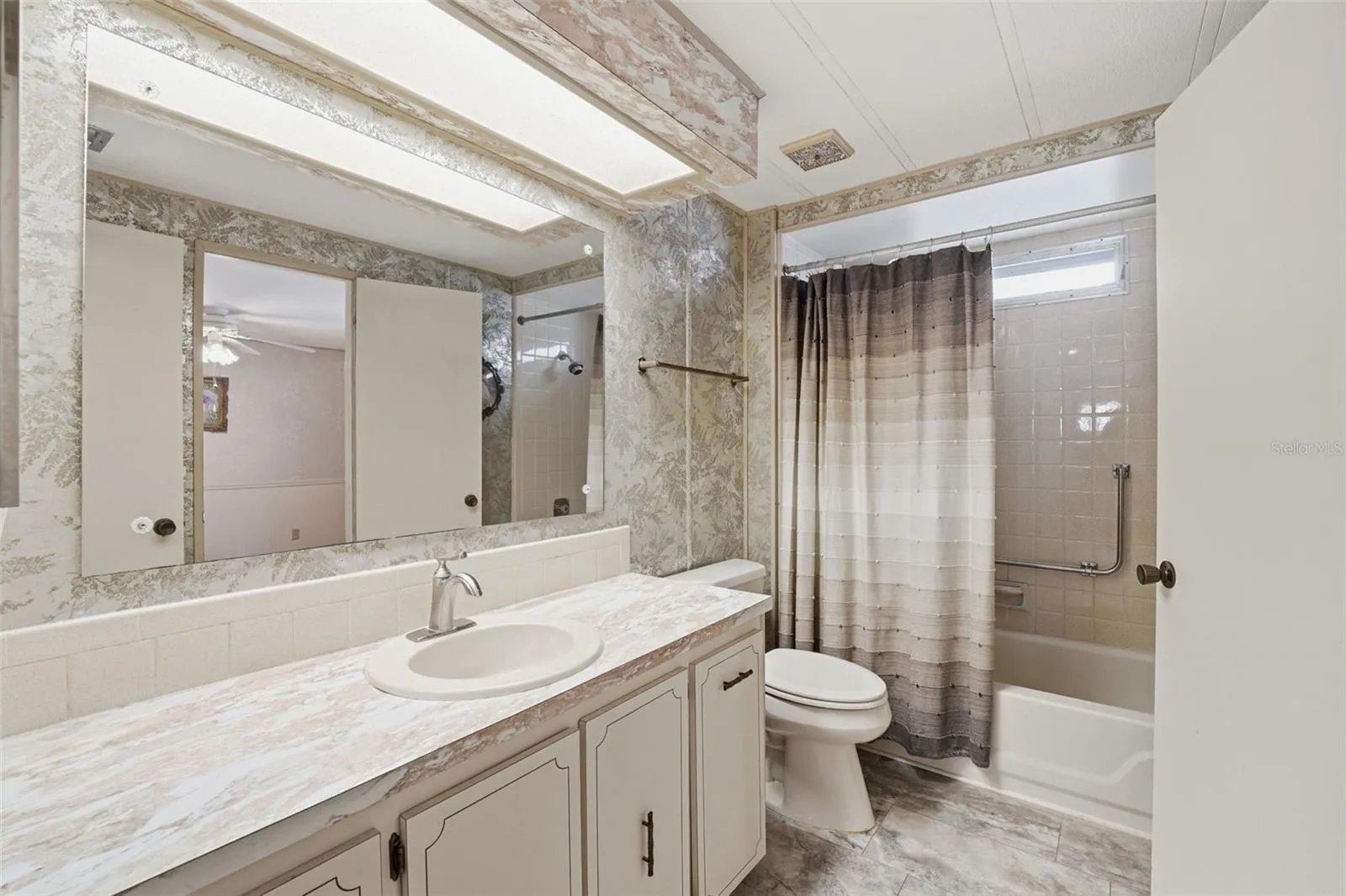 2nd bathroom, access from 2nd bdrm and dinette area
