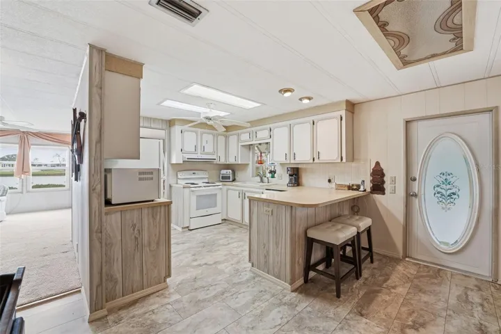 Kitchen with breakfast bar