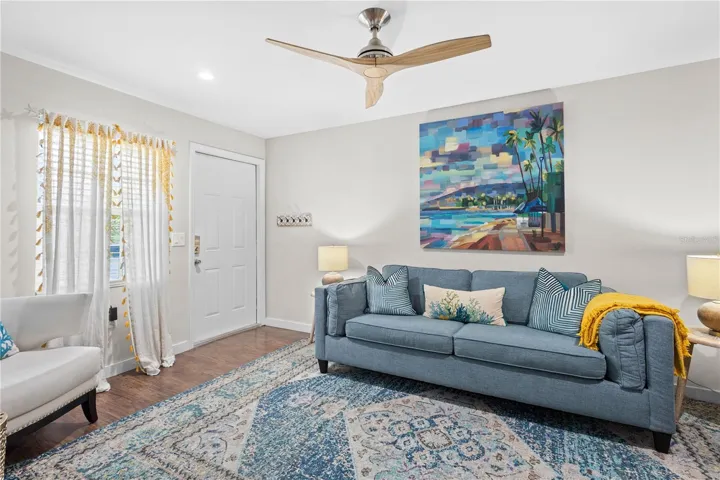 Upstairs apartment 3/2