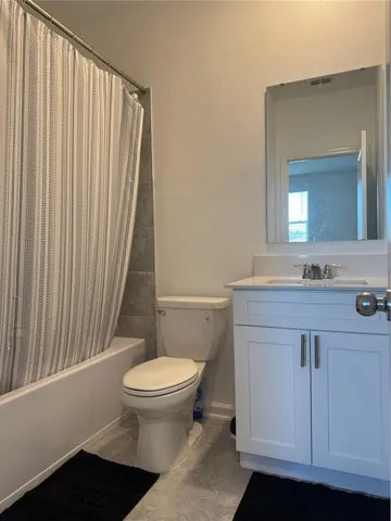 Guest Bathroom (Upstairs)