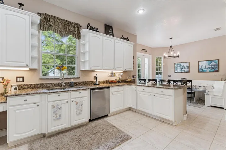 Beautiful & bright kitchen with a view!