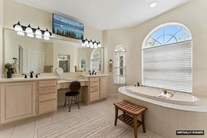 Primary en-suite bath