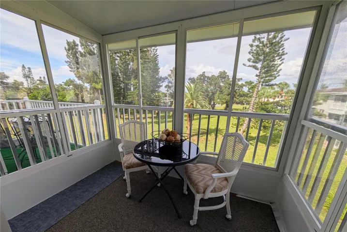 Lanai - no one on right side...