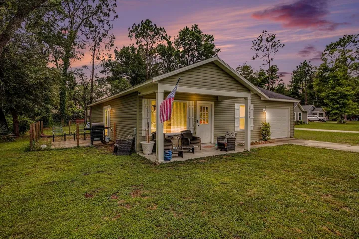 Welcome to this quaint USDA Eligible home near the Ocala National Forest :)