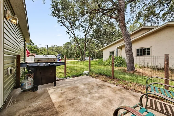 Enough space to grill and enjoy steaks on the barbie :)