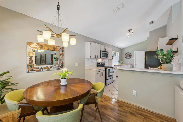 Eat-in kitchen space