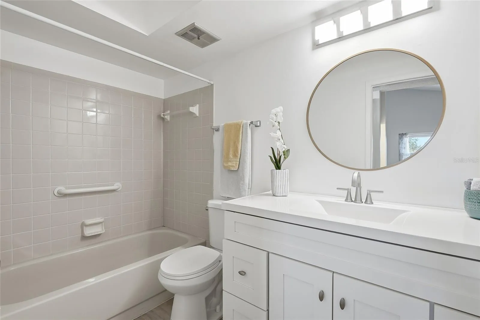 Full size hallway bathroom with tub/shower.