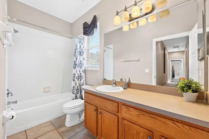 Full guest bath.