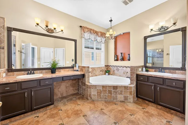 Primary en-suite bath.