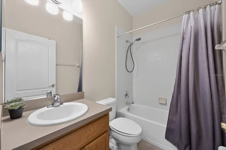 Full guest/en-suite bath.