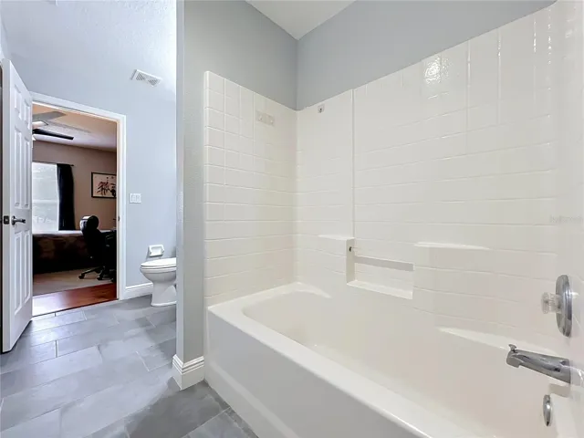 Jack and Jill Guest Bath shower/tub combo