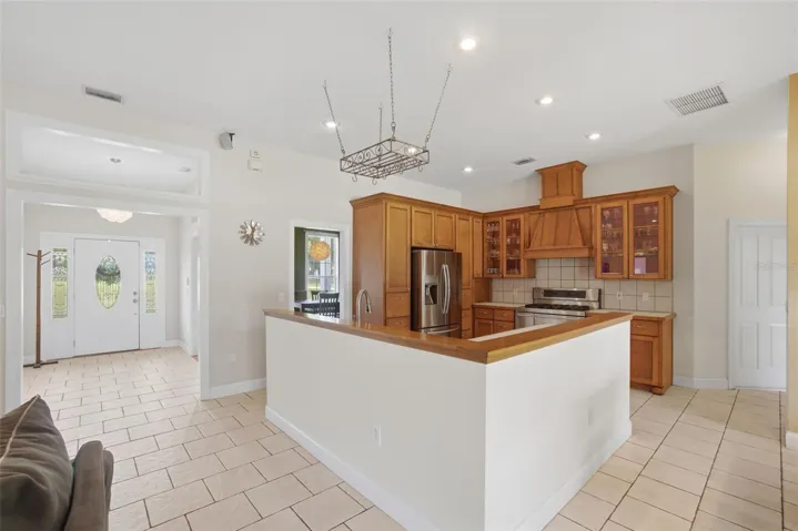 FOYER/KITCHEN