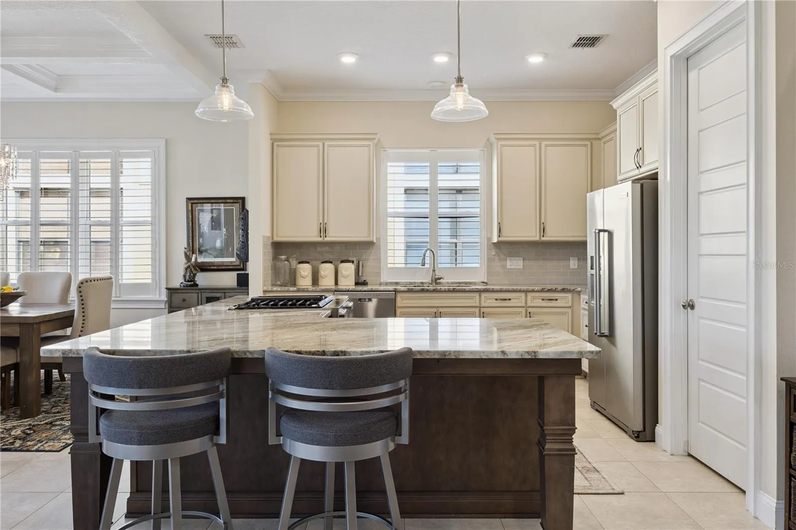 Wrap around countertops.