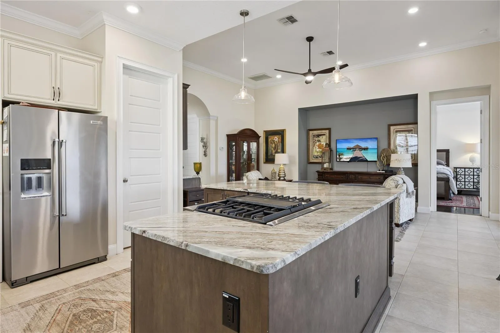 Gas four burner cooktop.