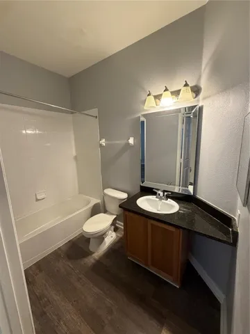 Primary en suite bathroom