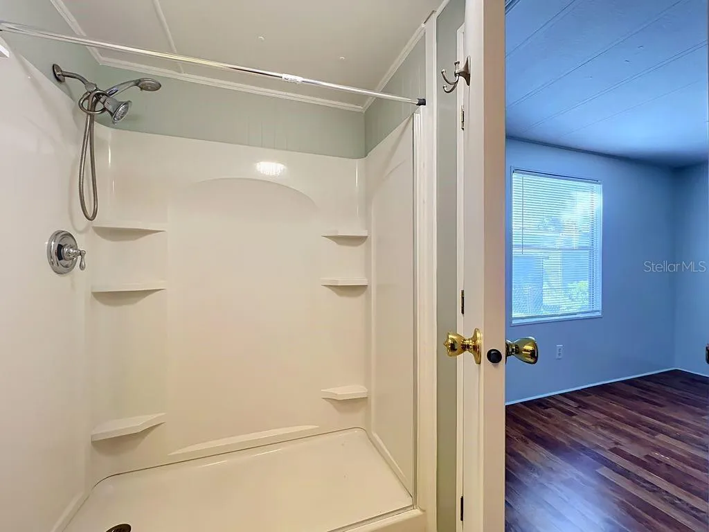 2nd bath opens to 2nd bedroom