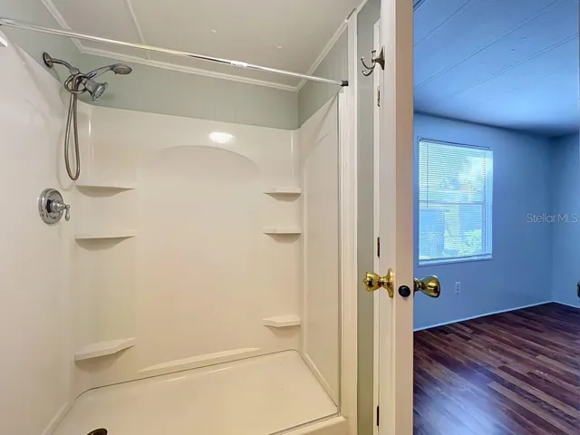 2nd bath opens to 2nd bedroom