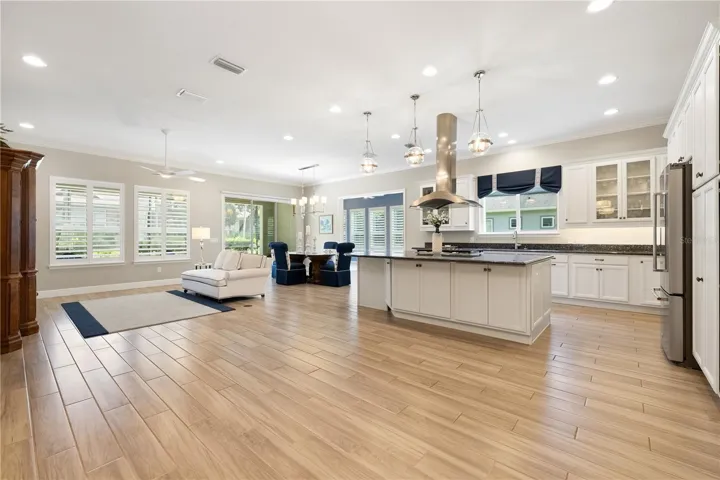 10 ft ceilings and plenty of lighting