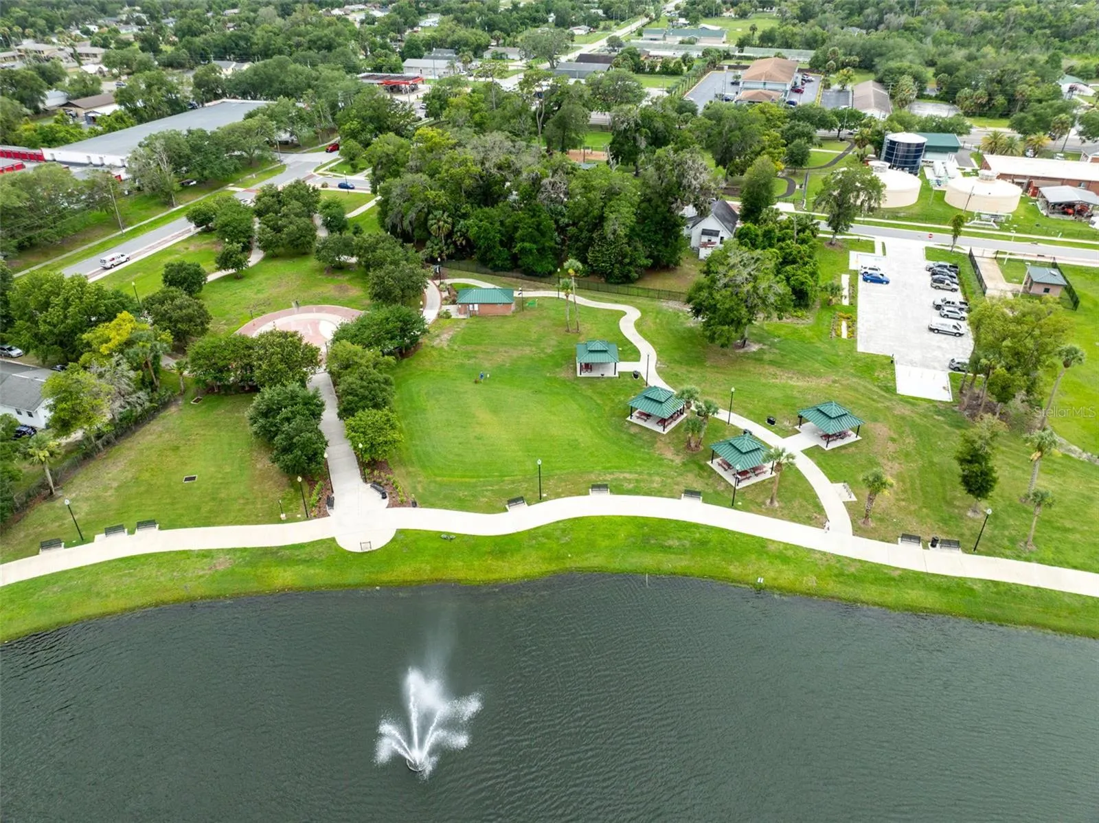 Mill Lake Park trail goes all around the lake