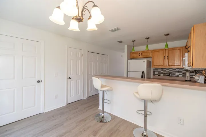 KITCHEN WITH BREAKFAST BAR
