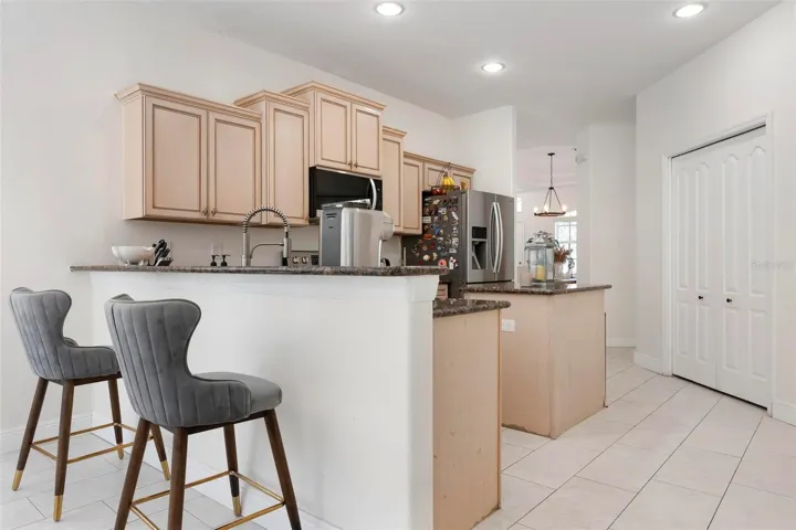 Kitchen breakfast bar