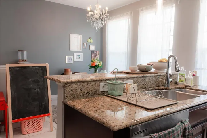 Open kitchen to dinning space