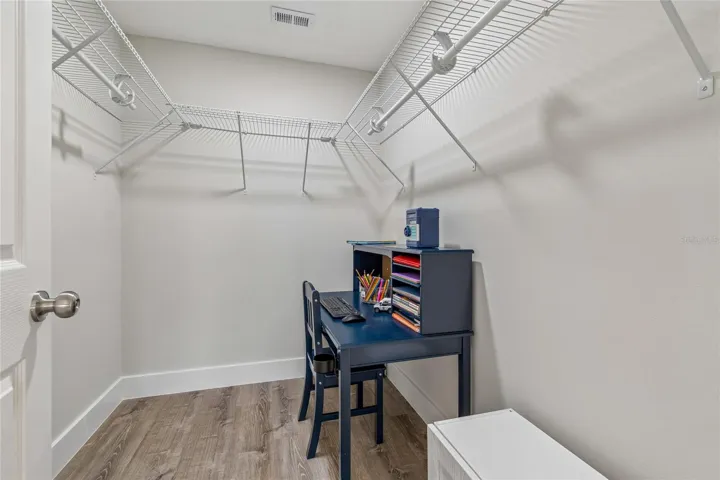 Walk -in Closet
