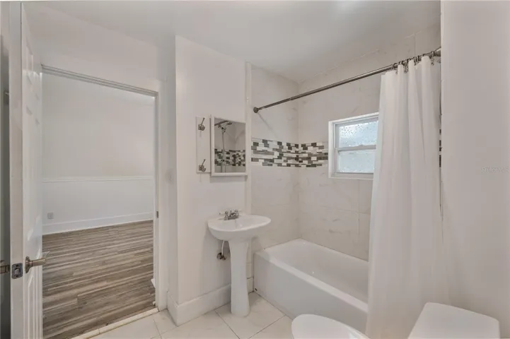 Jack-and-Jill bath between 2 bedrooms
