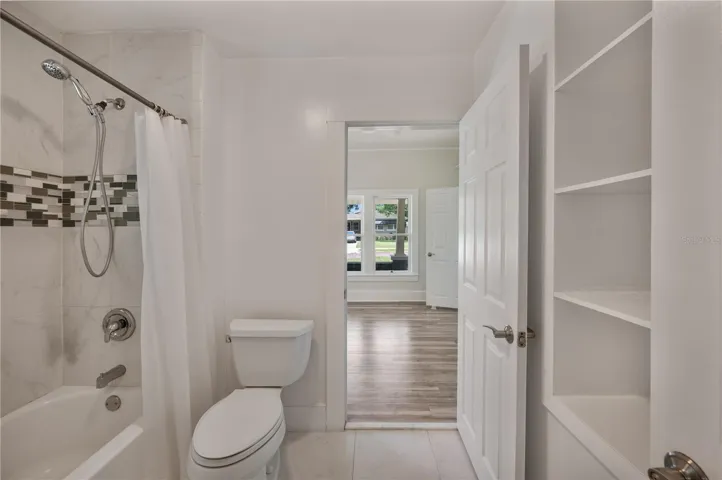 Jack-and-Jill bath between 2 bedrooms