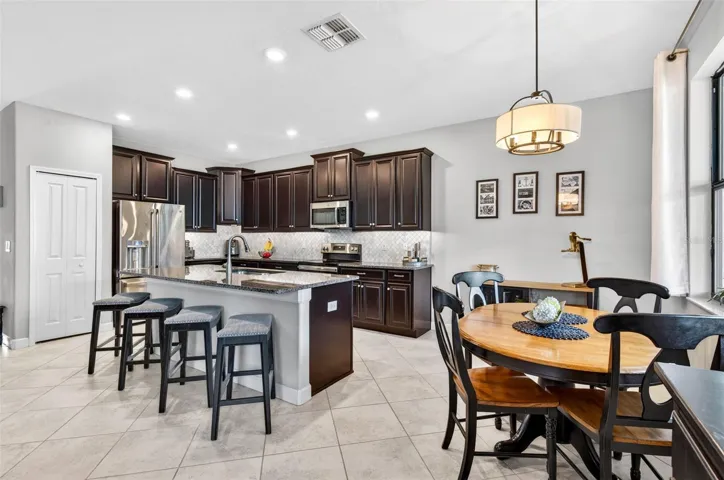 Kitchen/dining combination