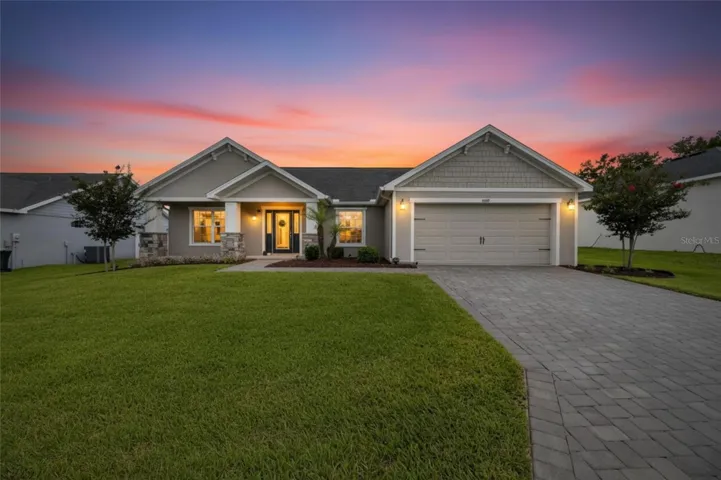 BEAUTIFUL FRONT OF THE HOUSE!