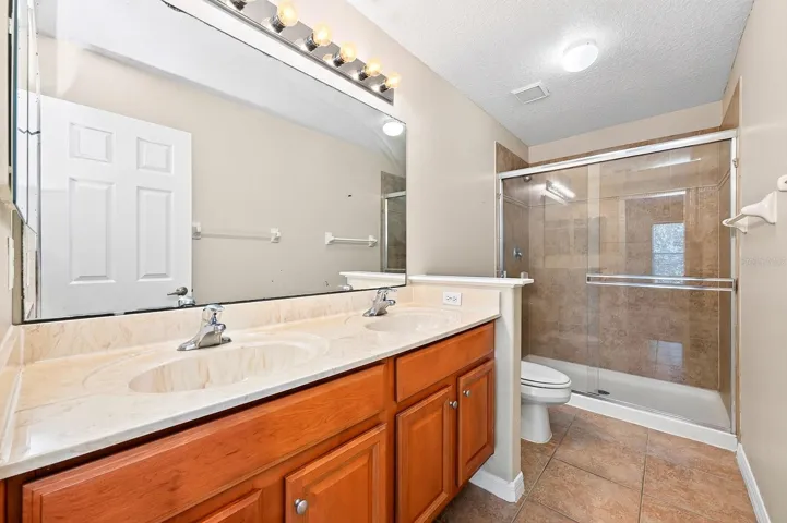 Primary en-suite bath.