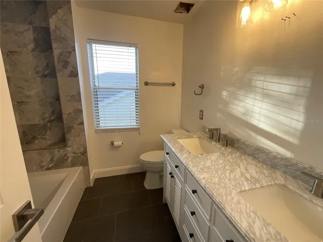 Upstairs 2nd Bathroom (fully renovated)