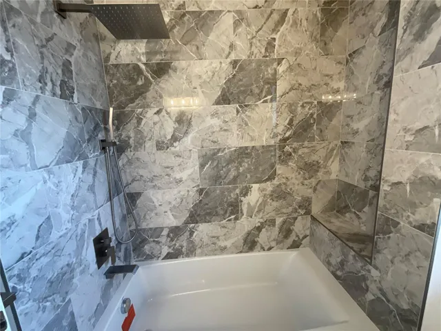 Upstairs 2nd Bathroom Tub/Shower combo