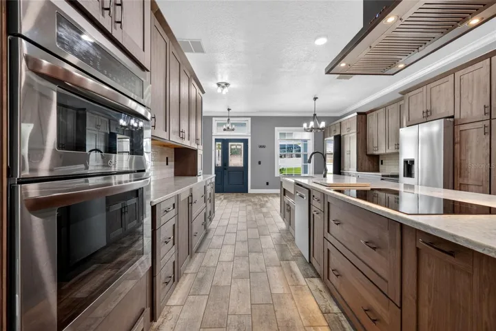 Convection wall oven and microwave, stunning granite counters ~