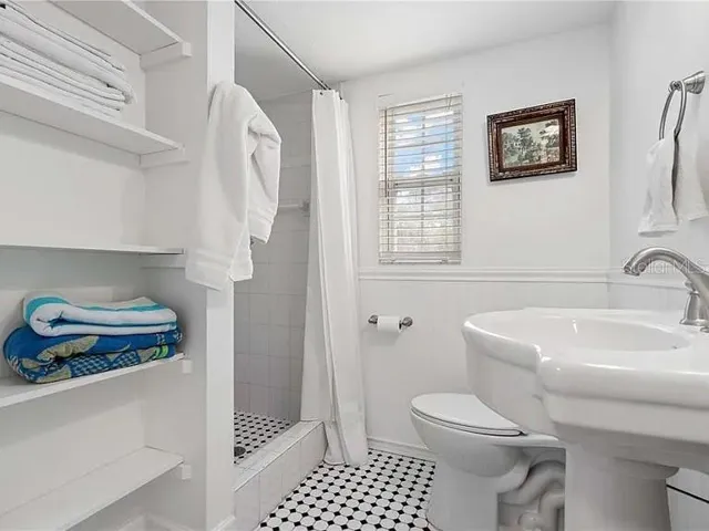 Lower floor bath