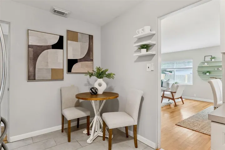 Eating space in kitchen