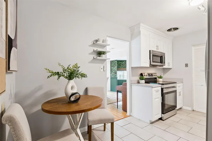 Eating space in kitchen