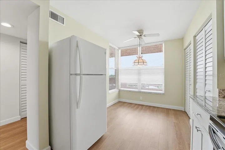Eat- in kitchen
