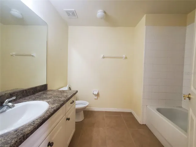 Upstairs large full bathroom