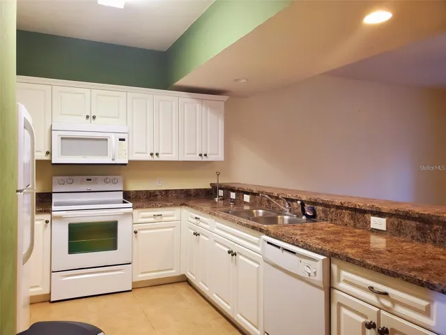 Kitchen (green color is gone now)
