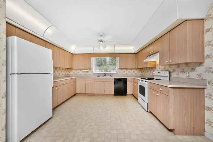 Large kitchen with lots of cabinets