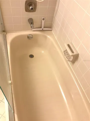 Tub/tile in excellent condition Bathroom #2