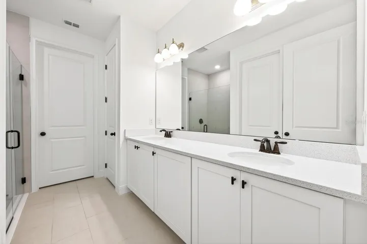 Primary en-suite bath.