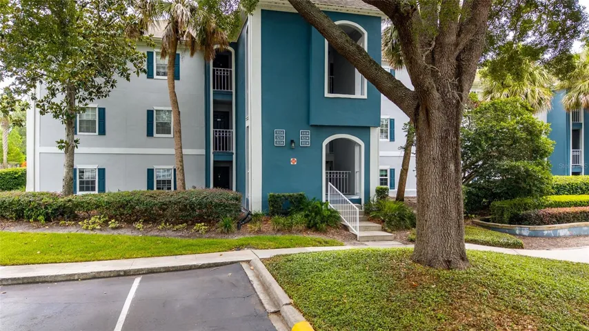 Welcome to your first floor corner unit in the beautiful Clubside community in Sabal Point
