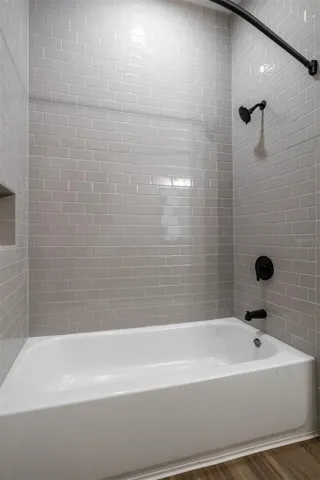 Bathroom 2 Tub & Shower