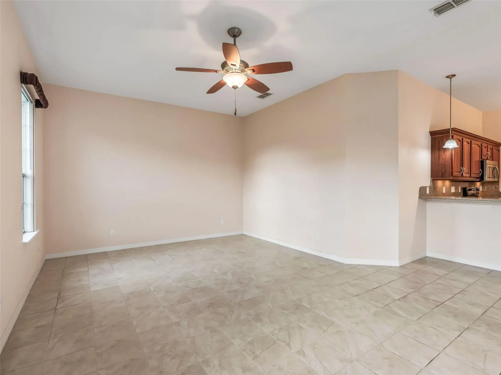 Family Rm w/access to Kitchen