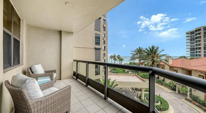 A private primary terrace can enjoy morning coffees or evening sunsets with a cool beverage enjoying sunsets !
