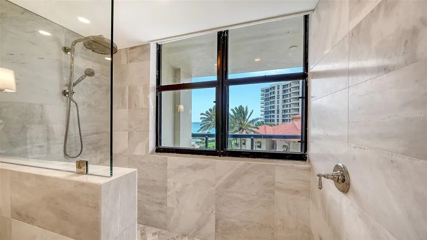 Breathtaking views even while you shower and your honey tones of the primary bathroom relax you !