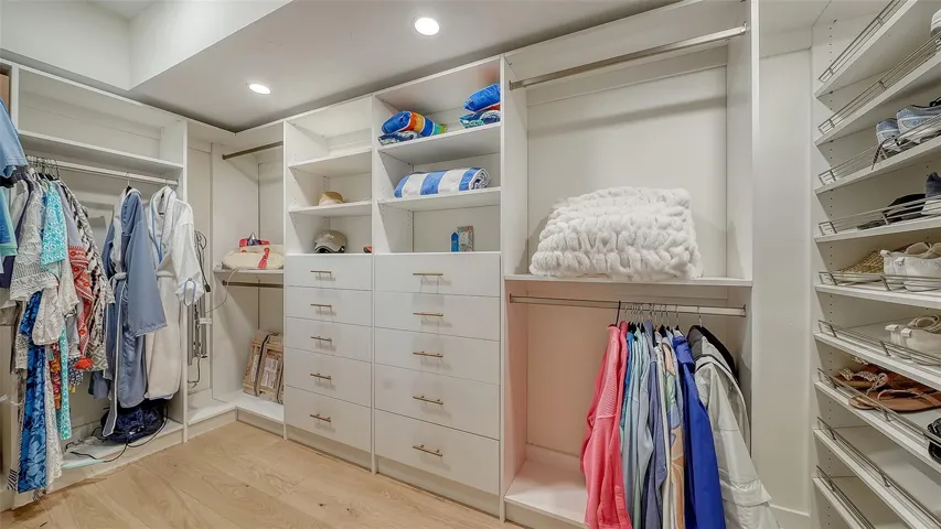 A very smart and versatile walk in closet with great storage cap